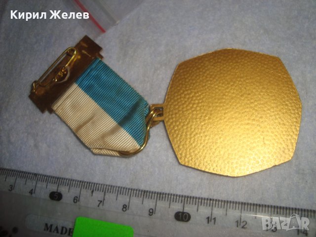 1977г. ПОЗЛАТЕН БРОНЗОВ НЕМСКИ ГРАДСКИ МЕДАЛ ХАНАУ с ЛЕНТА и НОСАЧ 30644, снимка 4 - Антикварни и старинни предмети - 37970818