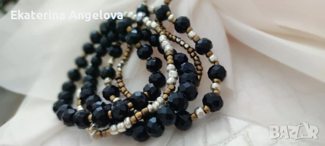 Летни гривни от мъниста бохо бяло черни синьо хендмейд ластични, снимка 3 - Гривни - 50588671