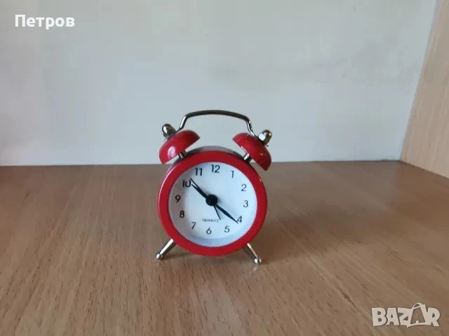 Будилник  мини ,малък с размери 5 см/7,5 см червен
