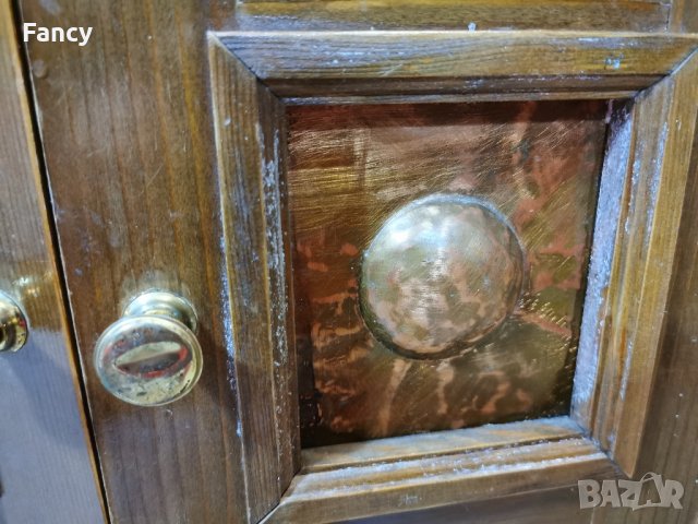 Старо нощно шкафче с медни орнаменти , снимка 4 - Антикварни и старинни предмети - 43105847