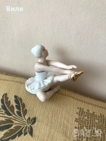 Порцеланова фигурка балерина със златни елементи 10см