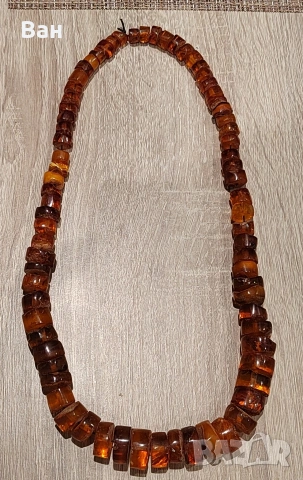 Балтийски кехлибар-колие, и 3 броеници. 