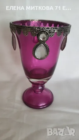 Лилава ваза тип чаша с метален обков и камъни