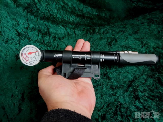 Мини помпа за велосипед Bikemate , включително скоба, снимка 2 - Части за велосипеди - 51943568