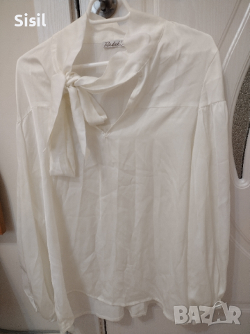 Бяла сатенена риза