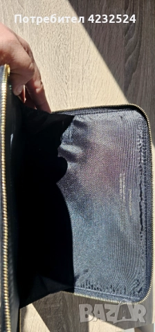 Чисто нов!!Страхотен черен елегантен  лачен клъч за Всяка дама.Със златист метален  Обков! , снимка 2 - Чанти - 52116271