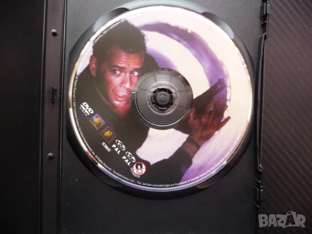 Умирай трудно 2 DVD филм екшън самолет отвличане напрежение бой преследване стрелба герой Брус Уилис, снимка 2 - Екшън - 52335816