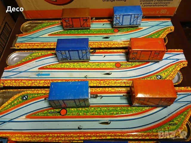 Стара ламаринена унгарска играчка влакче.