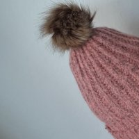  Зимна дамска шапка с пух, снимка 3 - Шапки - 35499688