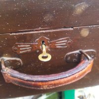 Дървен куфар със заключване и кожена дръжка , снимка 1 - Антикварни и старинни предмети - 43905101
