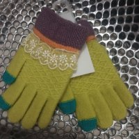 Ръкавици за момиче с дантелки, снимка 1 - Шапки, шалове и ръкавици - 43676820