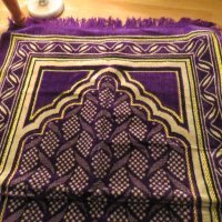 турско молитвено килимче, килимче за молитва за Намаз виолетов фон с красиви златни  флорални мотиви, снимка 3 - Антикварни и старинни предмети - 43170155