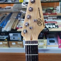 Електрическа китара цвят червен металик, снимка 3 - Китари - 40496158