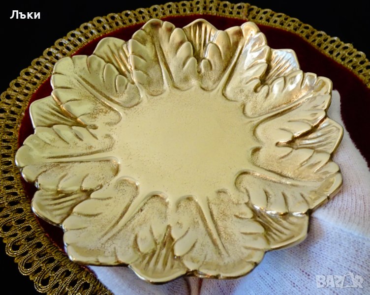 Бронзова чиния,купичка с релефни листенца. , снимка 1