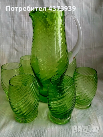 Сервиз от зелено стъкло