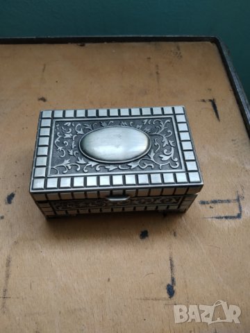 посребрена барокова кутийка за бижута