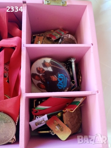 Кутия с медали плакети значки, снимка 2 - Антикварни и старинни предмети - 52232642