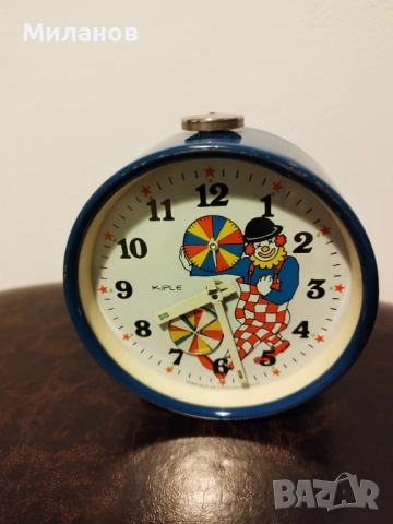 Стар анимиран будилник, настолен часовник