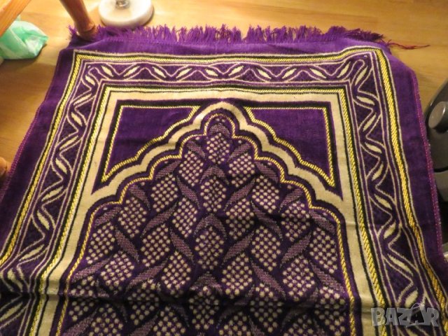 турско молитвено килимче, килимче за молитва за Намаз виолетов фон с красиви златни  флорални мотиви, снимка 3 - Антикварни и старинни предмети - 43170155