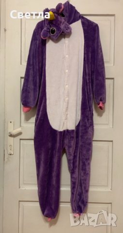 Пухкава пижама еднорог. Цвят лилав/бял. Практично закопчаване. Обща дължина 130 см
