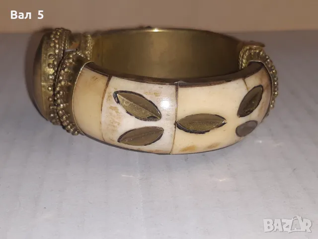 Стара бронзова гривна с кост и полускъпоценен камък, снимка 2 - Антикварни и старинни предмети - 50326536