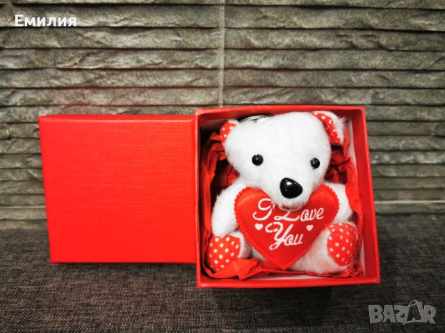 Плюшено мече в червена кутия, снимка 1