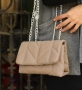 Дамска ватирана чанта в бежов цвят с клъч затваряне и дълга дръжк тип синджир, снимка 5