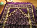турско молитвено килимче, килимче за молитва за Намаз виолетов фон с красиви златни  флорални мотиви, снимка 3