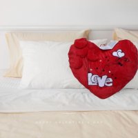 Подаръчна плюшена музикална възглавничка Сърце с бял надпис LOVE, снимка 7 - Подаръци за жени - 43848091