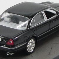 Jaguar Daimler Super Eight ”Quantum of Solace” 2008 - мащаб 1:43 на Atlas модела е нов в PCV дисплей, снимка 2 - Колекции - 44025808