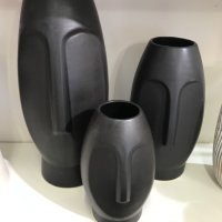Нови модели вази с лица - от керамика в черно, снимка 1 - Вази - 36684360