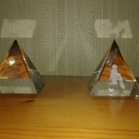 нови 2 броя стъклени пирамиди зодия Водолей , снимка 1 - Други стоки за дома - 43879236