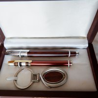Подаръчен комплект запалка, химикалка, ключодържател,дървена кутия., снимка 1 - Запалки - 32387744