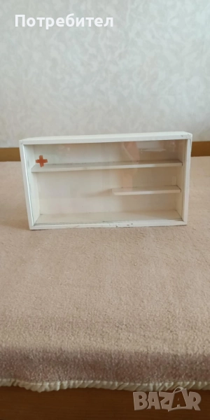 Дървена аптечка за стена, снимка 1