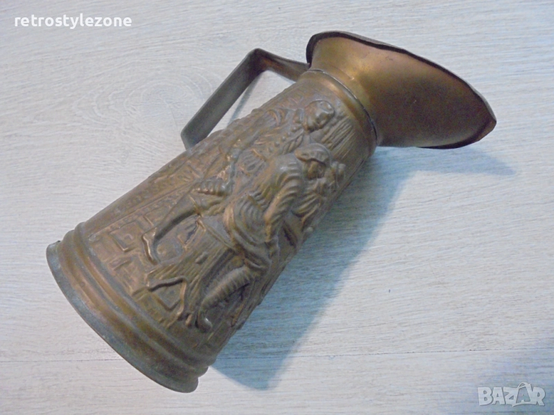 № 8330 Стара метална / ламаринена кана с релефни орнаменти , снимка 1