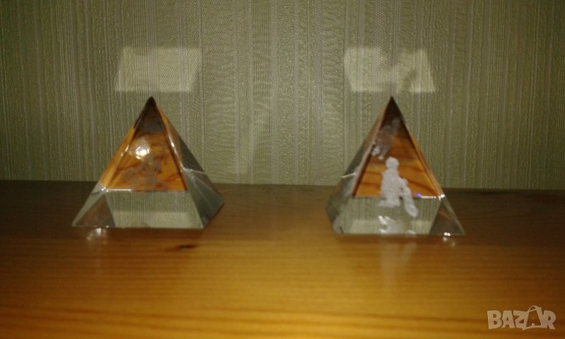 нови 2 броя стъклени пирамиди зодия Водолей , снимка 1