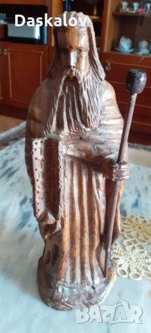 Голяма дървена статуетка