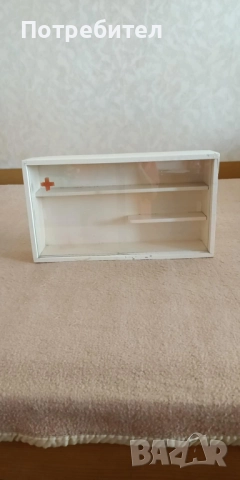 Дървена аптечка за стена