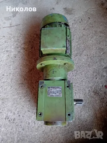 моторедуктор 0.55 кв 940об. 68об. на изходящ вал