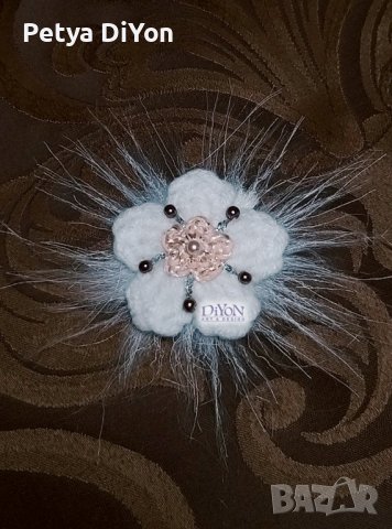 Плетена брошка-шнола цвете в бяло, снимка 1 - Аксесоари за коса - 39532388