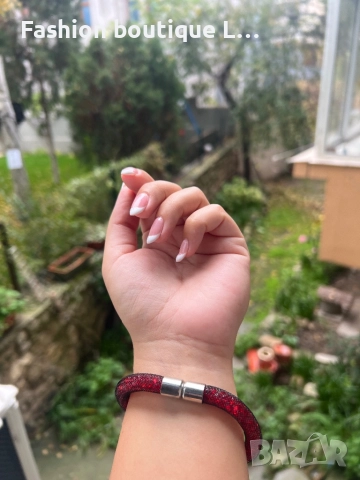 Червена гривна с блестящи камъчета обвити в черна мрежа с магнитна закопчалка ❤️❤️❤️❤️, снимка 4 - Гривни - 52377696