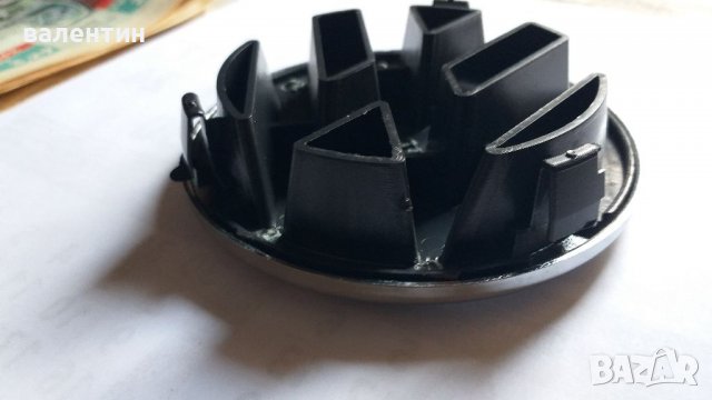 Предна емблема за решетката на голф 5 от 2004г до 2008г.12.5см, снимка 2 - Аксесоари и консумативи - 36961729