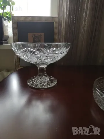 Масивна кристална купа на столче