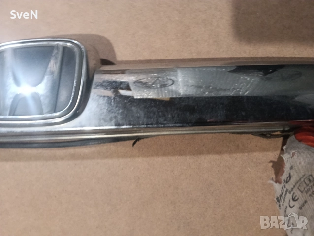 Honda CRV 3 2006-2011г хром лайсна с емблема за заден капак, снимка 3 - Части - 51930375