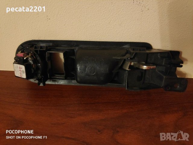 Продавам - оригинална вътрешна дръжка задна лява врата за Бора и др., снимка 2 - Части - 28960346
