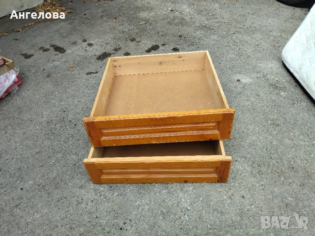 Две чекмеджета