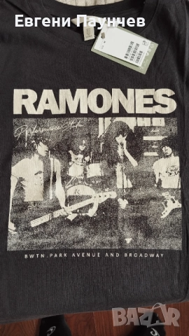 Нова H&M x Ramones дамска тениска размер band tee grunge M(Умалена), снимка 2 - Тениски - 51514896