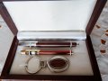 Подаръчен комплект запалка, химикалка, ключодържател,дървена кутия., снимка 1 - Запалки - 32387744