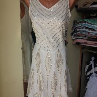 Бяла рокля със златисти пайети и отворен гръб , снимка 1 - Рокли - 33374165