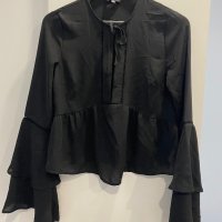Ефектна черна блузка  Missguided, снимка 1 - Корсети, бюстиета, топове - 43351985